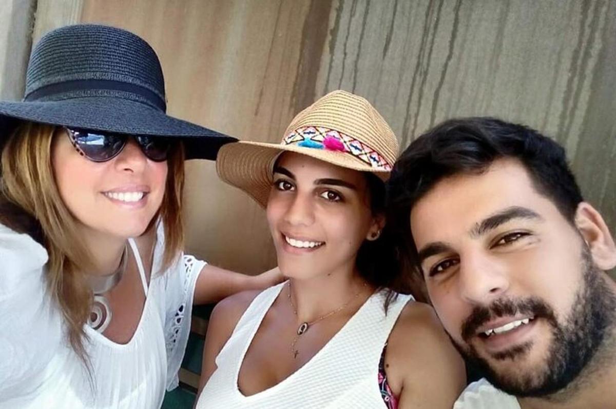 fotoğraf çektirmek için poz veren üç kişilik bir grup