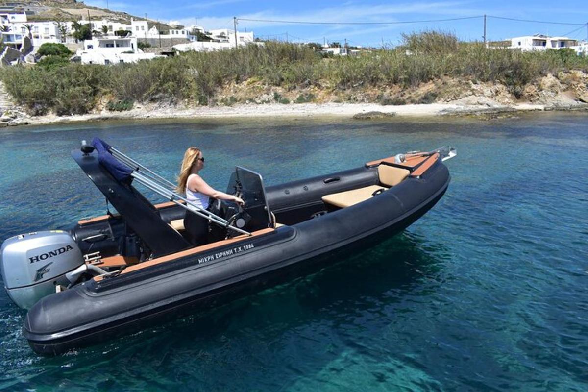 uma mulher sentada em um barco na água