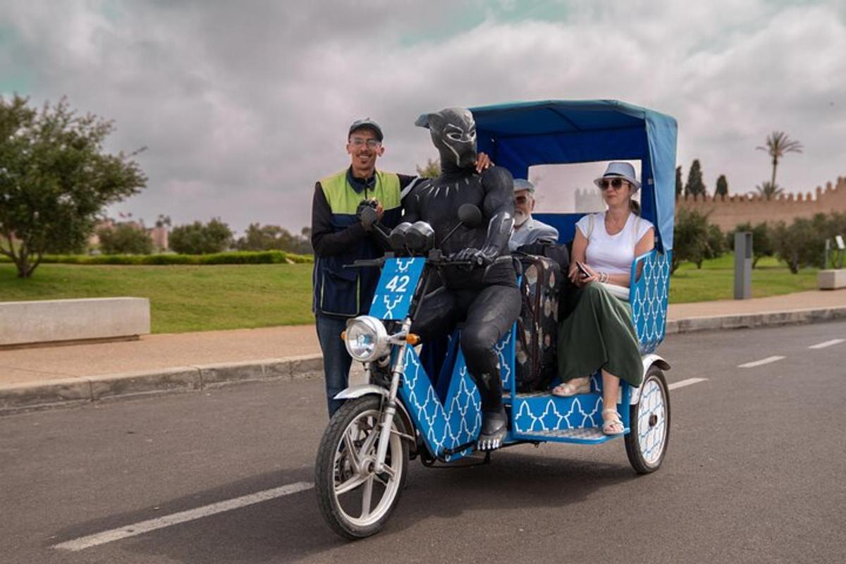 vyras ir moteris važiuoja motociklu su šunimi ant nugaros