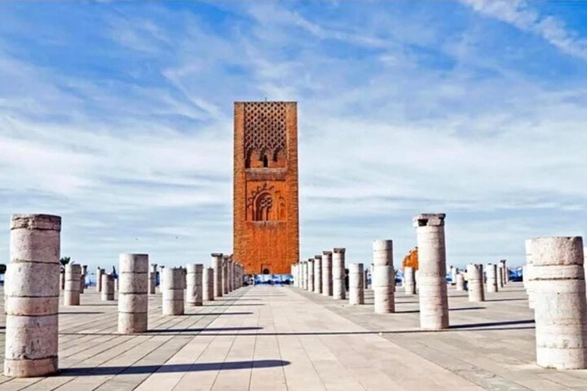 veľká tehlová hodinová veža s radom stĺpov