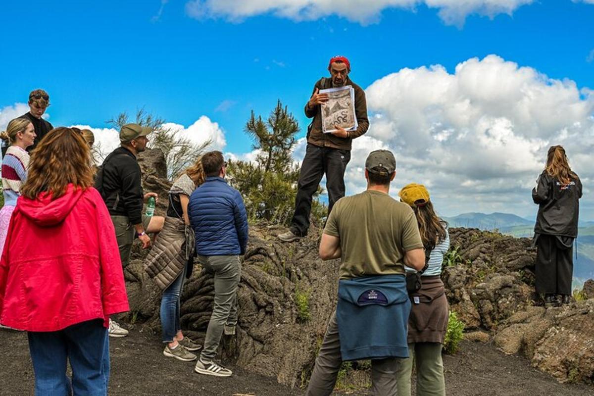 un gruppo di persone in piedi sulla cima di una montagna