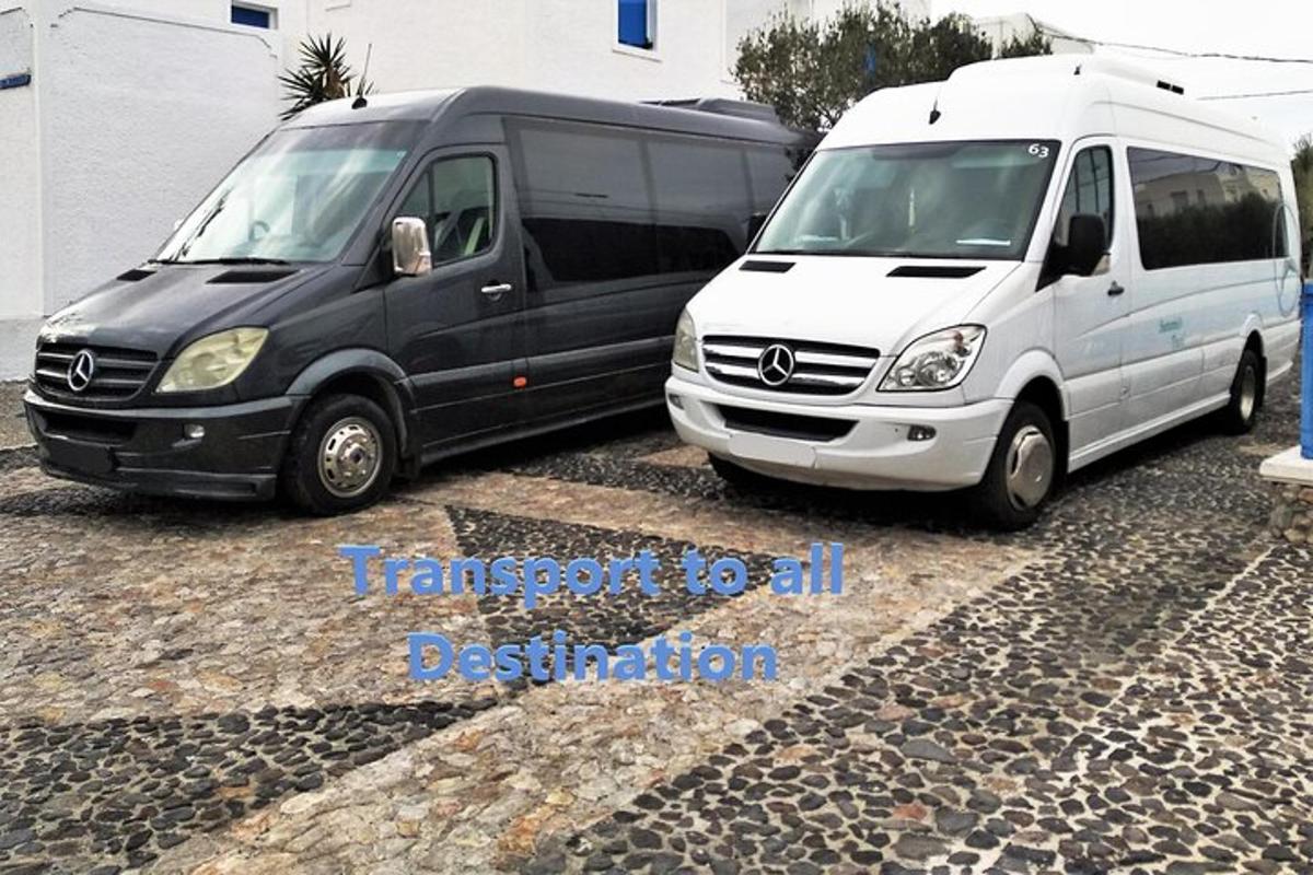 שני טנדרים חונים אחד ליד השני