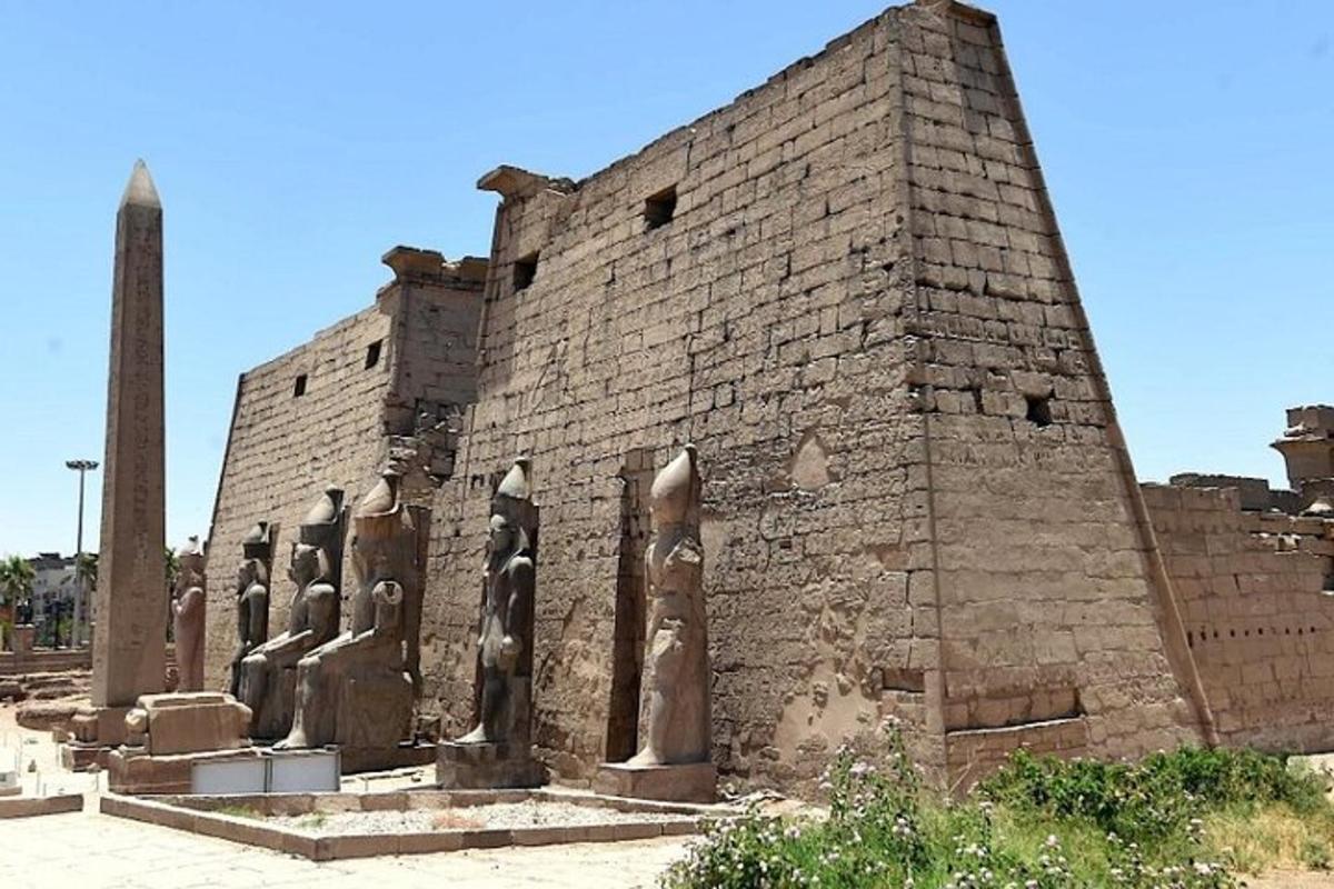 un edificio in mattoni con statue di fronte