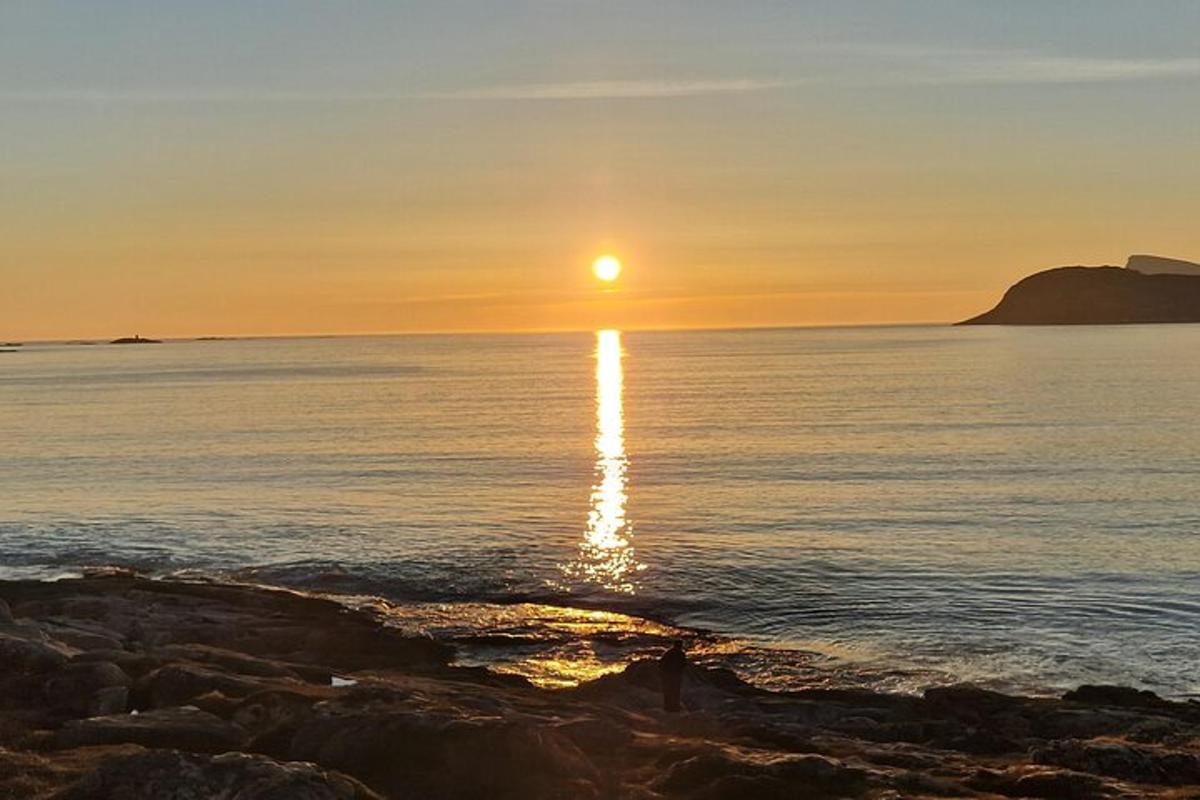 západ slunce nad oceánem se zapadajícím sluncem