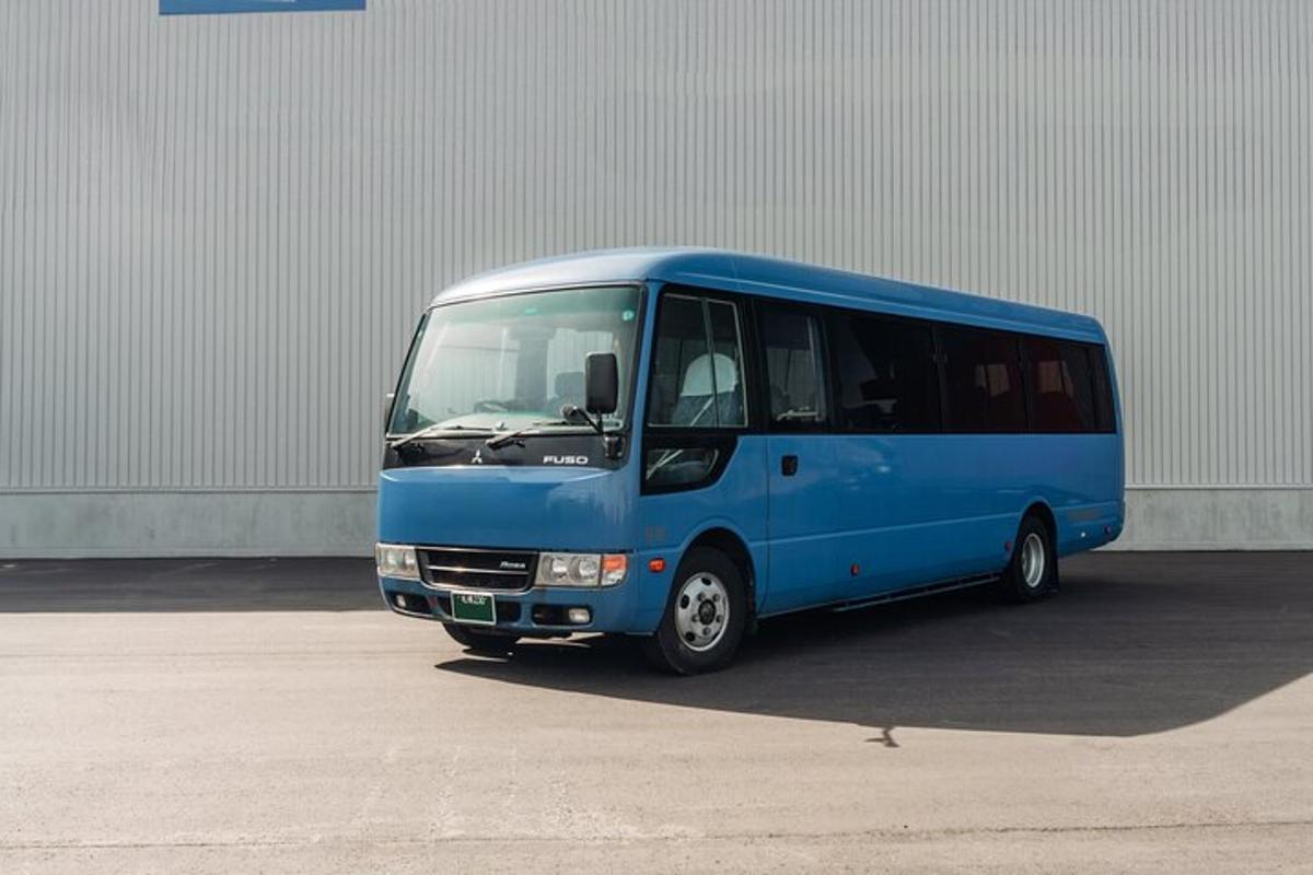 modrý autobus zaparkovaný před budovou