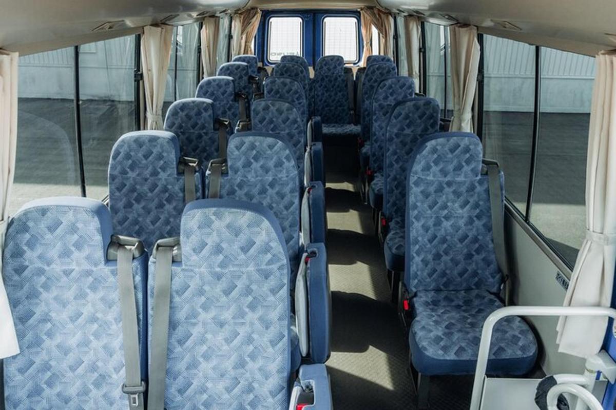 řada prázdných sedadel v autobuse