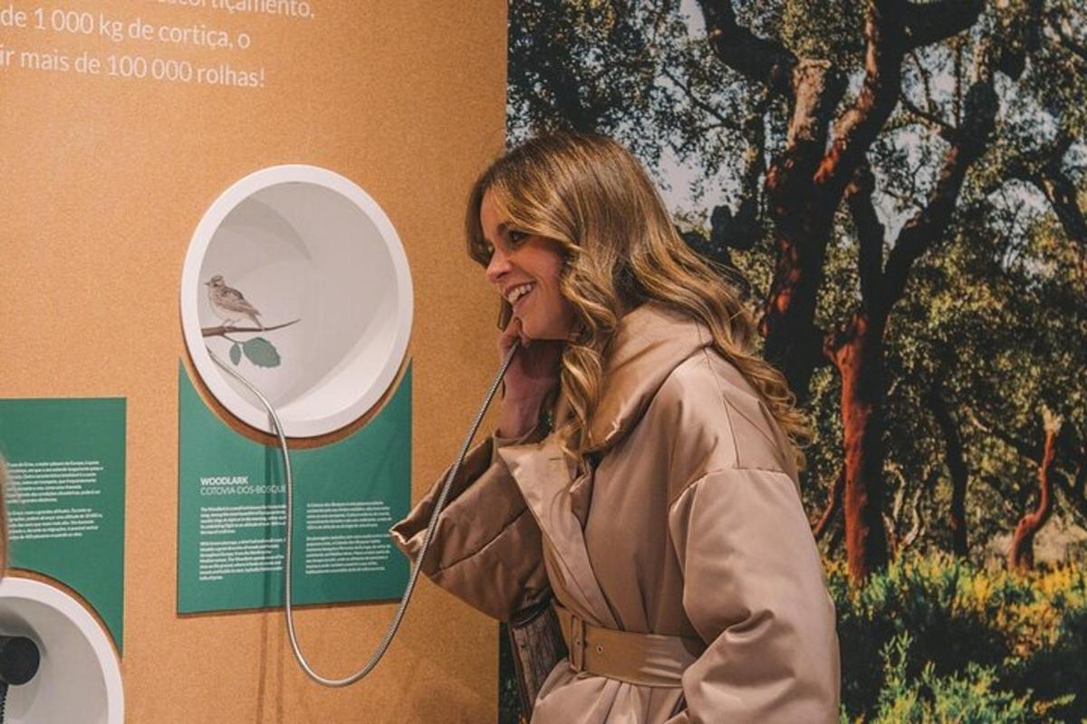una dona parlant per telèfon al costat d'una paret