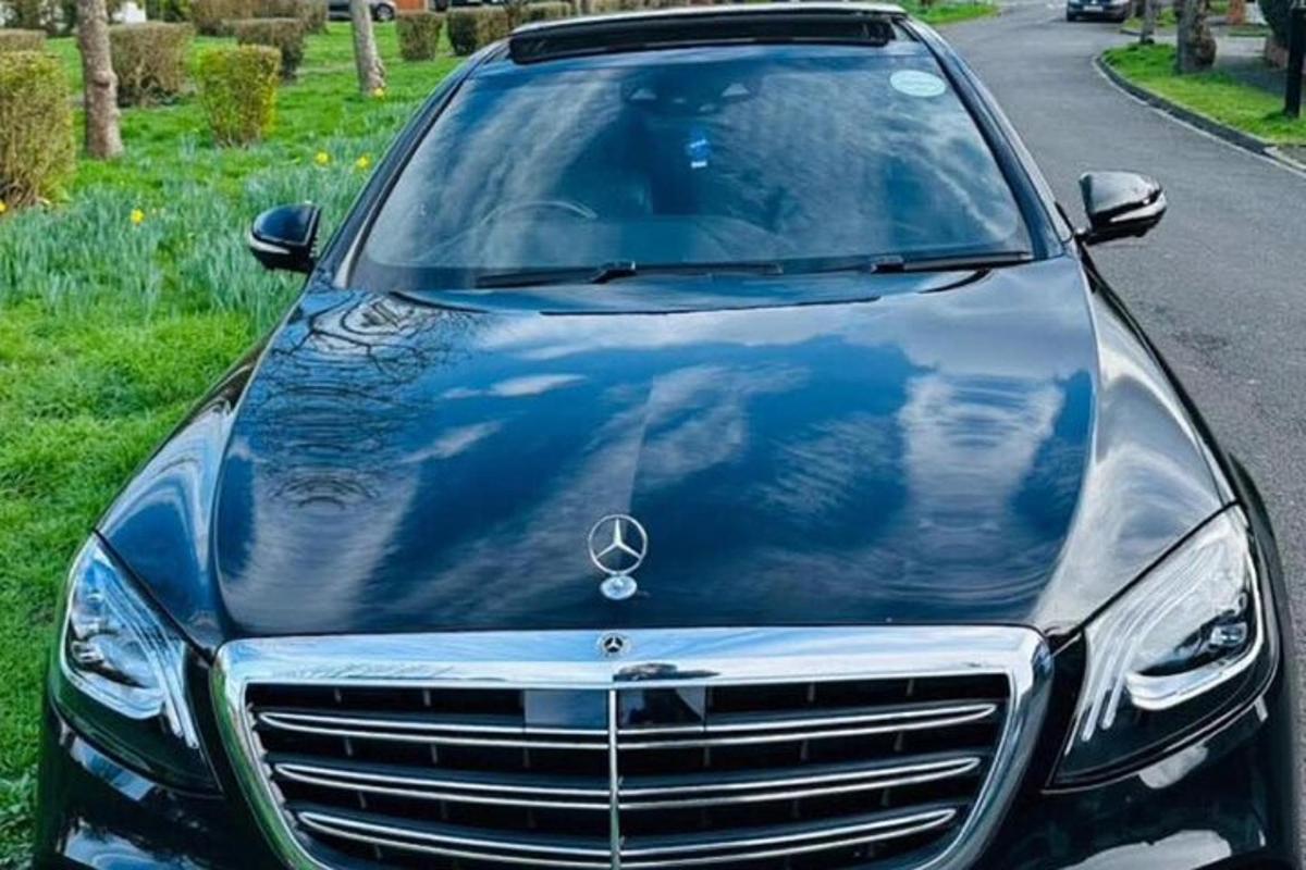 auto Mercedes Benz zaparkované na kraji silnice