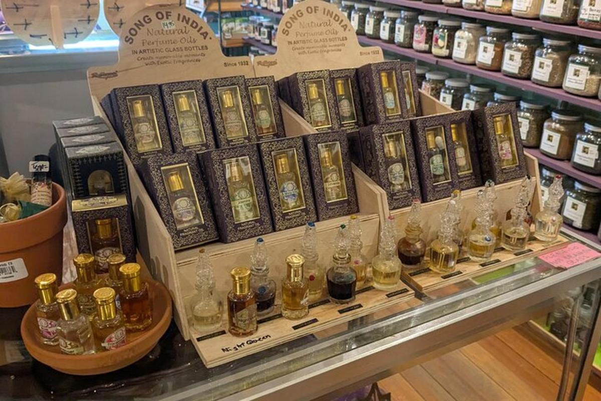 whiskysüvegek kiállítása egy bolt polcán