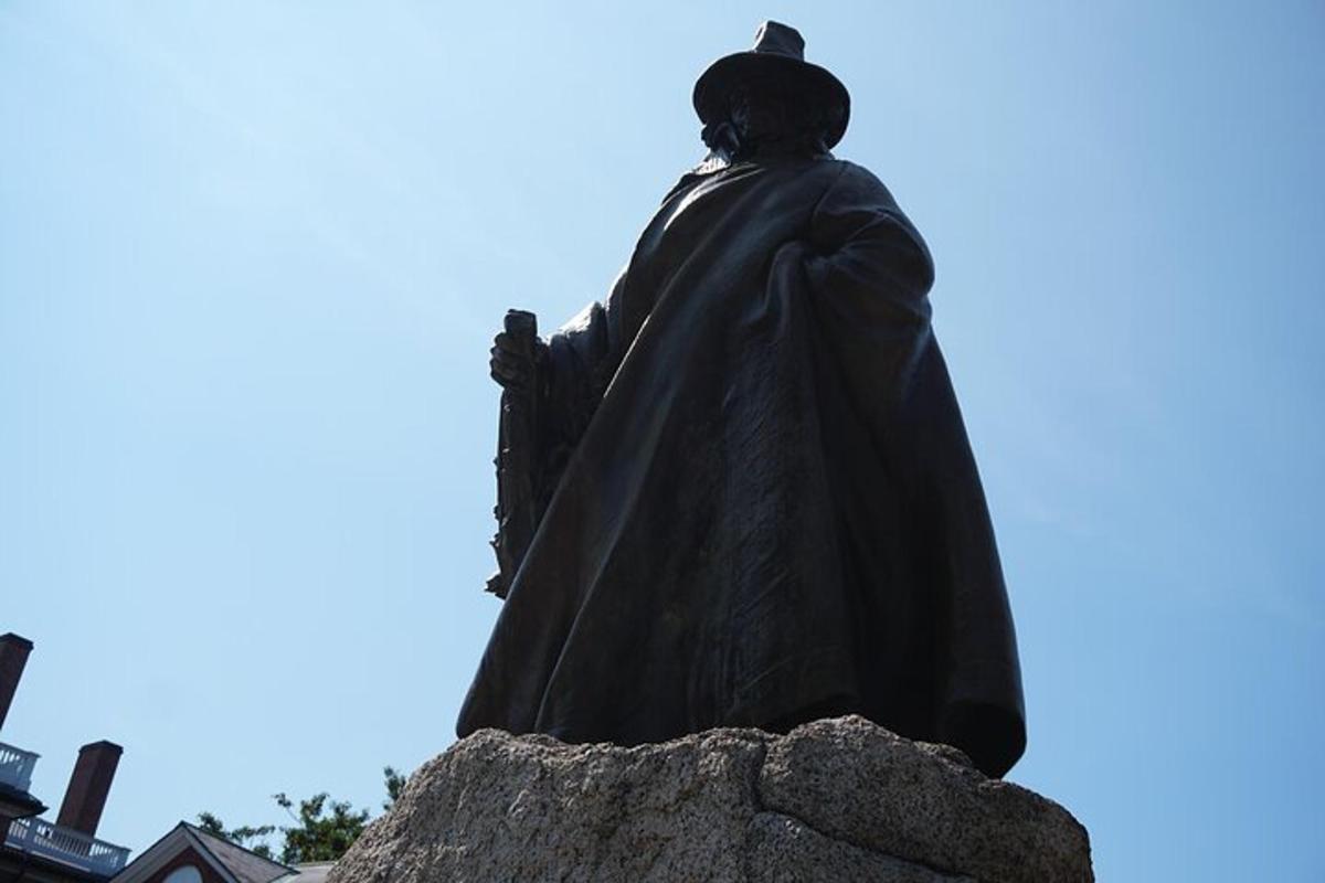 una statua di un uomo seduto su una roccia