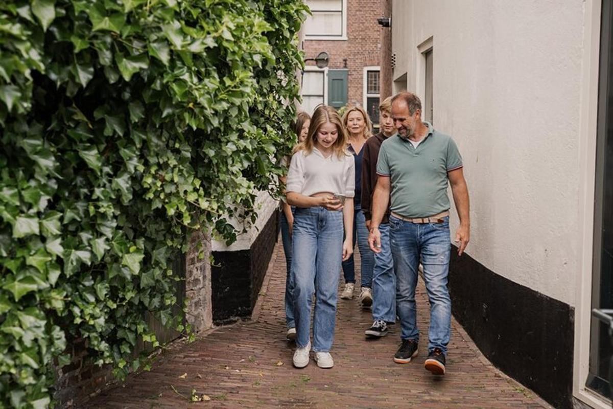 un gruppo di persone che camminano lungo un vicolo