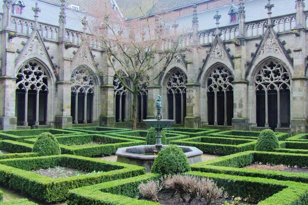 un giardino di fronte a un edificio con una fontana