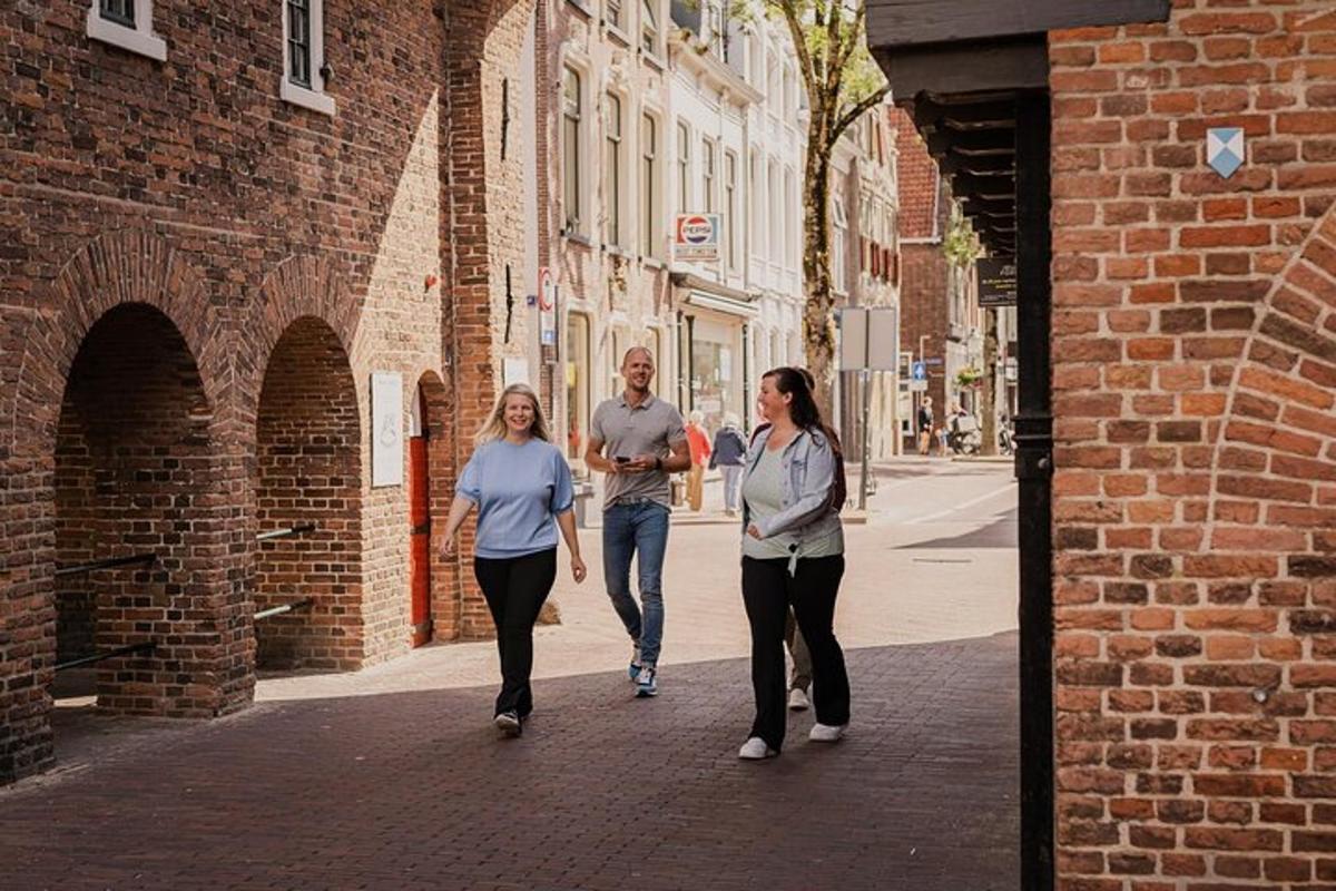 un gruppo di persone che camminano lungo una strada