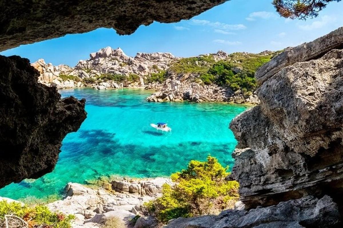 vista d'una cala amb un vaixell a l'aigua