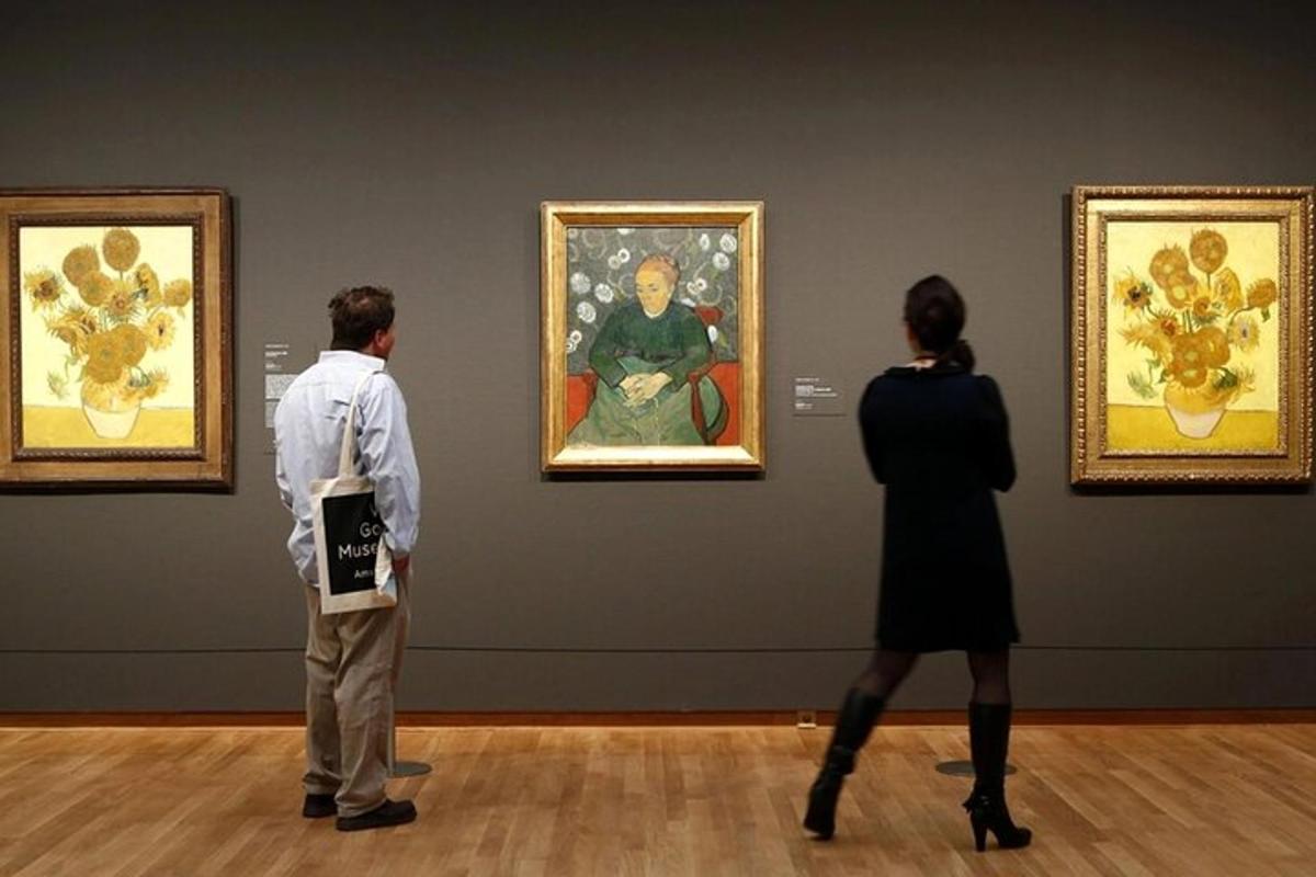 dvaja ľudia si prezerajú obraz v múzeu