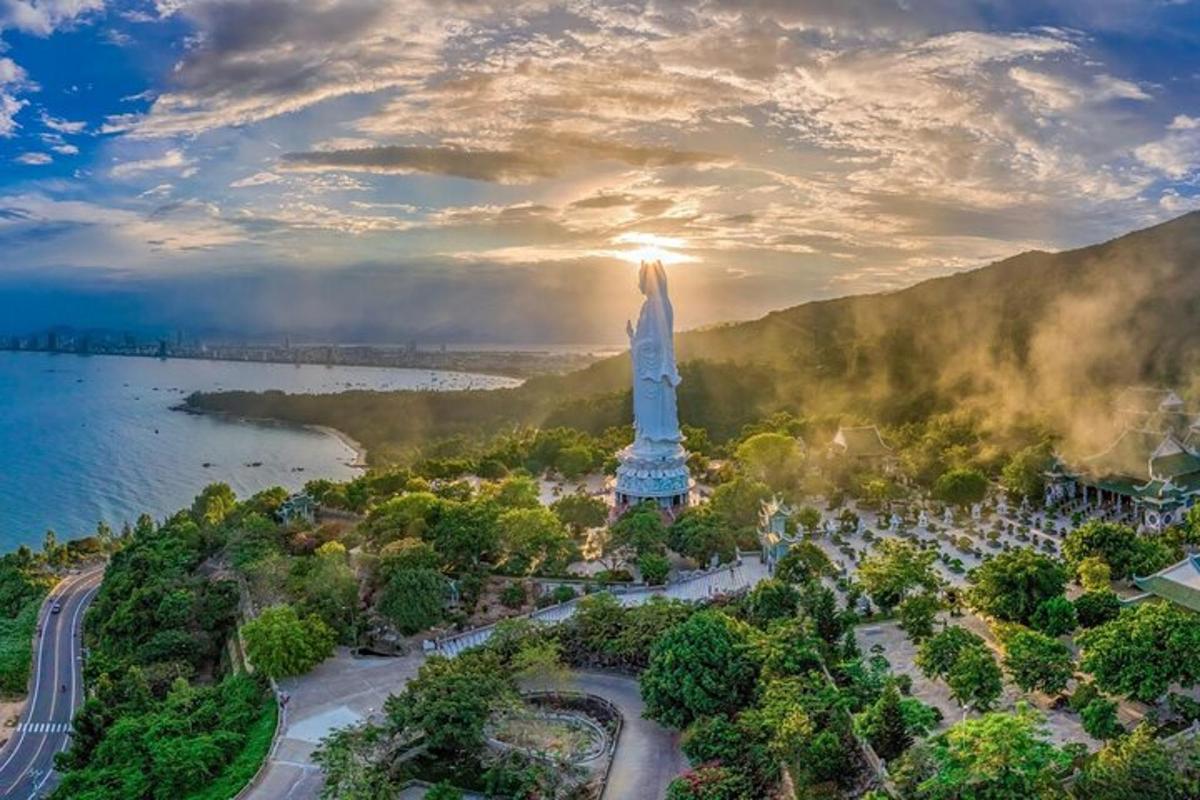 uma vista aérea da estátua da liberdade ao pôr do sol