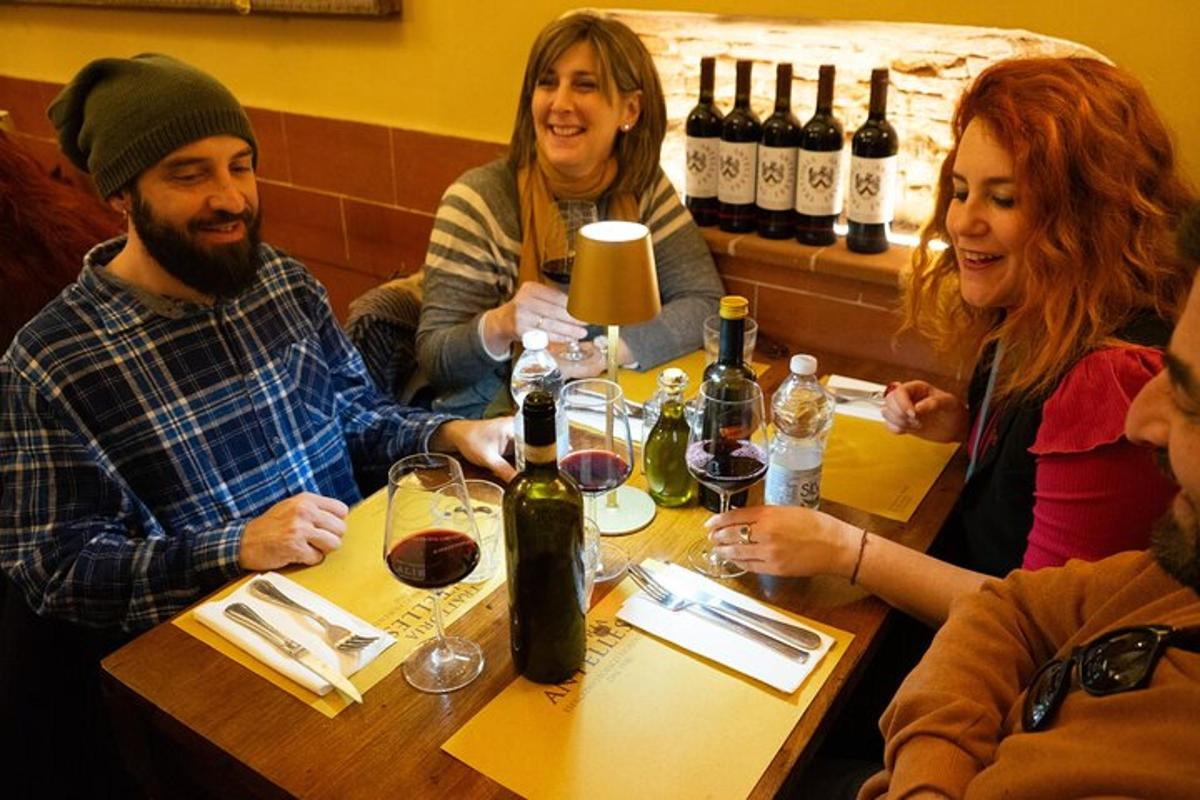um grupo de pessoas sentadas ao redor de uma mesa com garrafas de vinho
