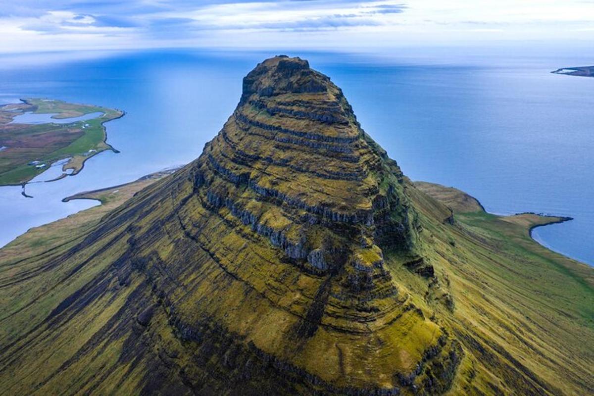 un'isola nell'oceano con una grande montagna