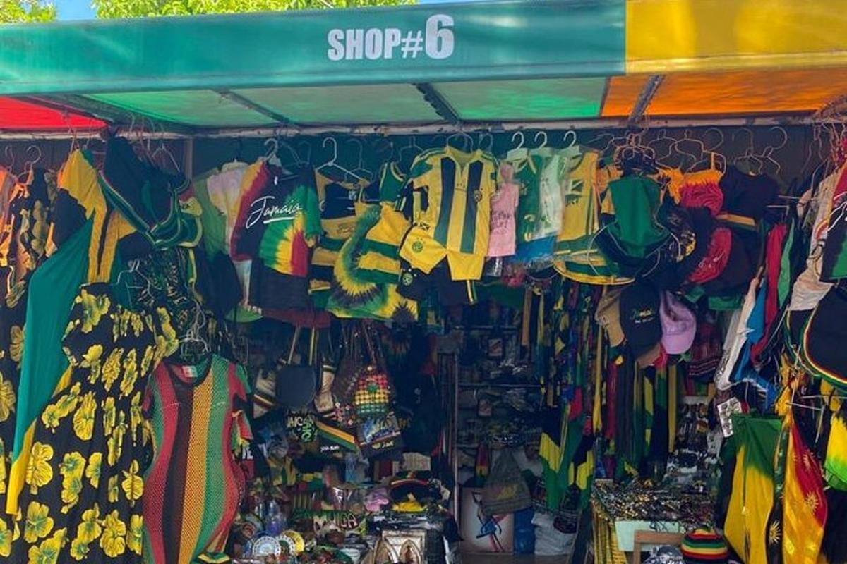 obchod s hromadou vystaveného oblečení