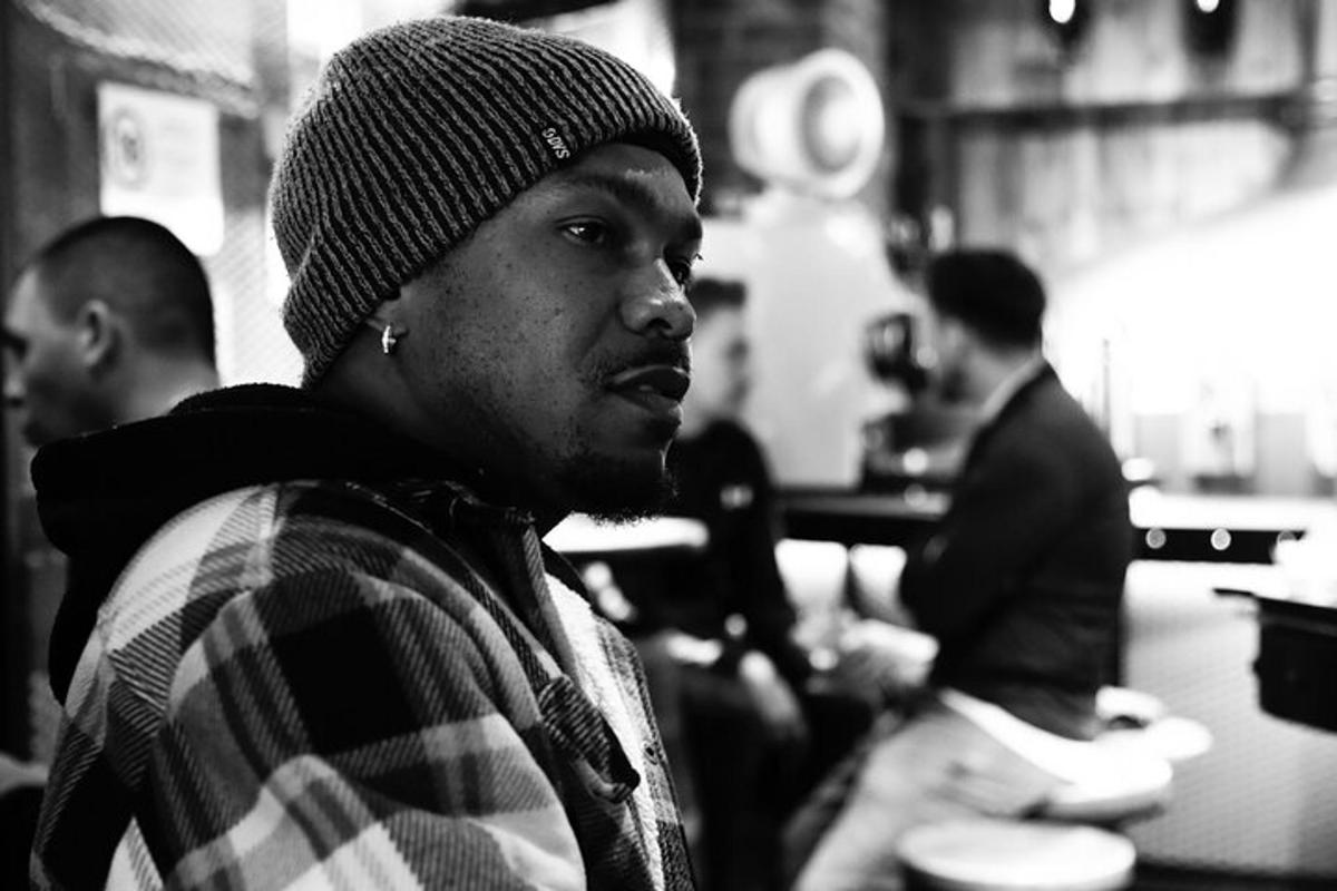 un uomo con un cappello seduto in un ristorante