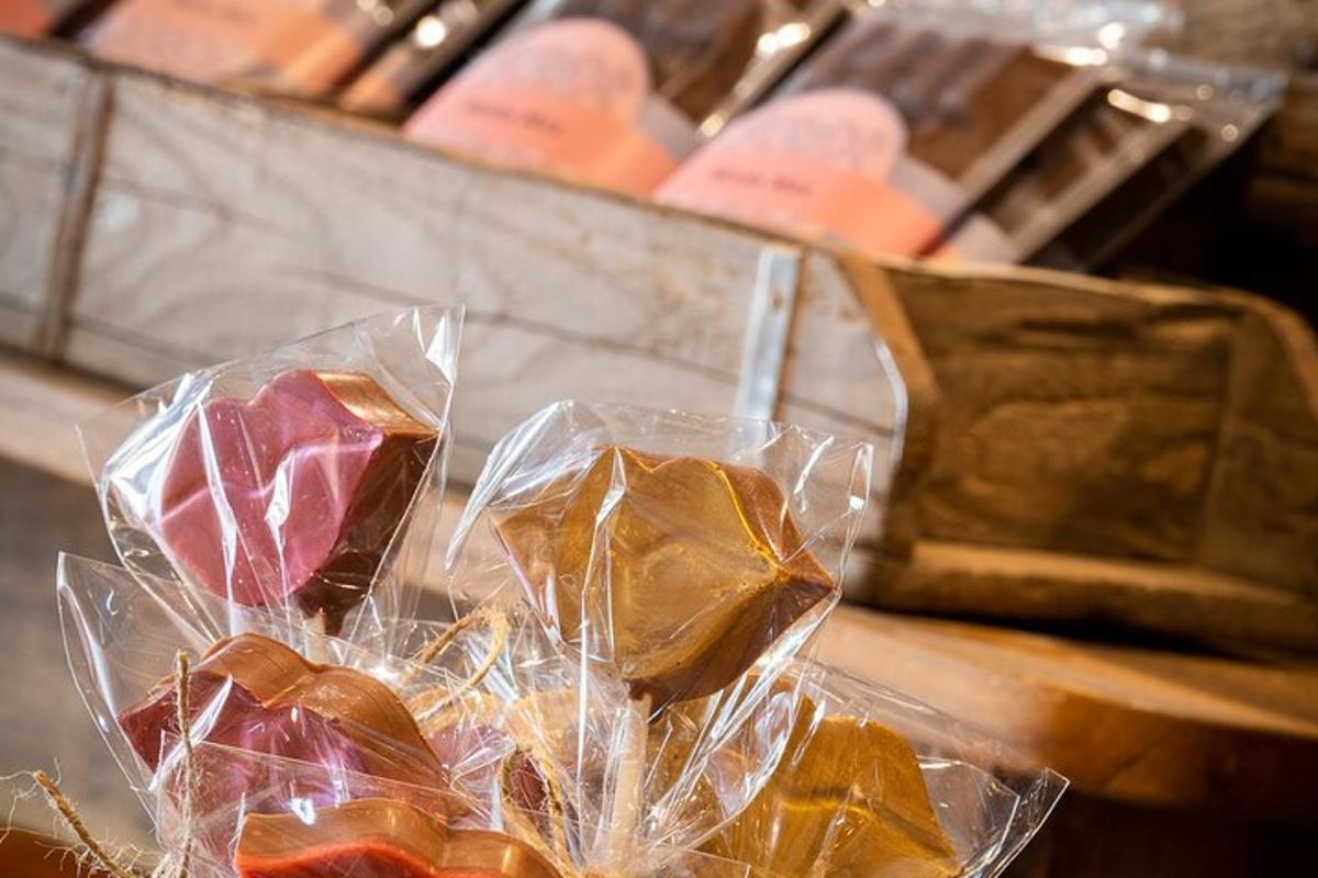 un mucchio di cioccolato avvolto nella plastica su un tavolo