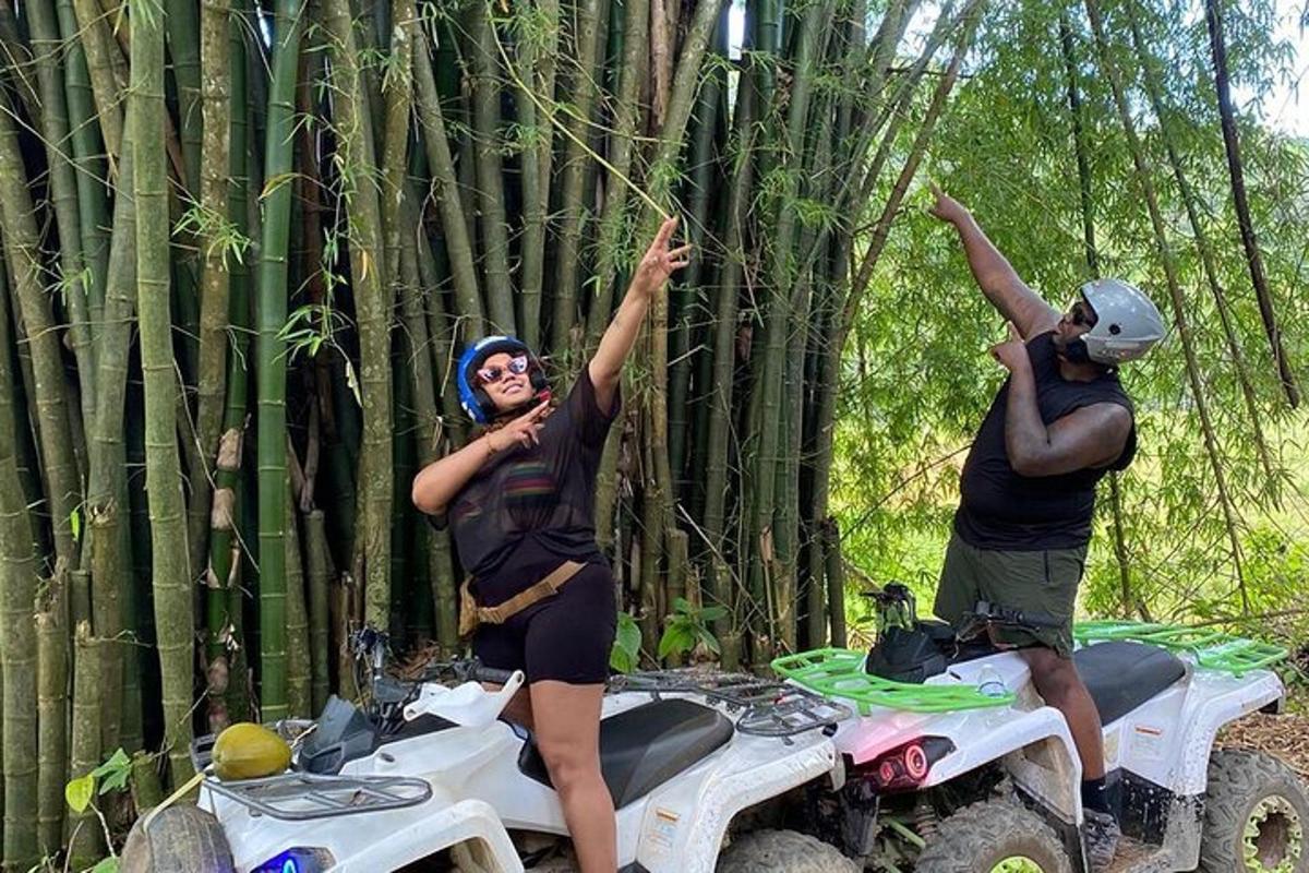 um homem e uma mulher em pé em quadriciclos na floresta de bambu