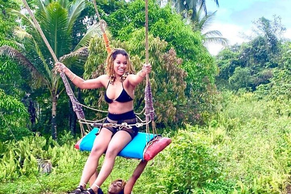 uma mulher de biquíni sentada em um balanço