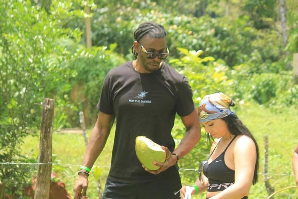 um homem e uma mulher estão olhando para um melão