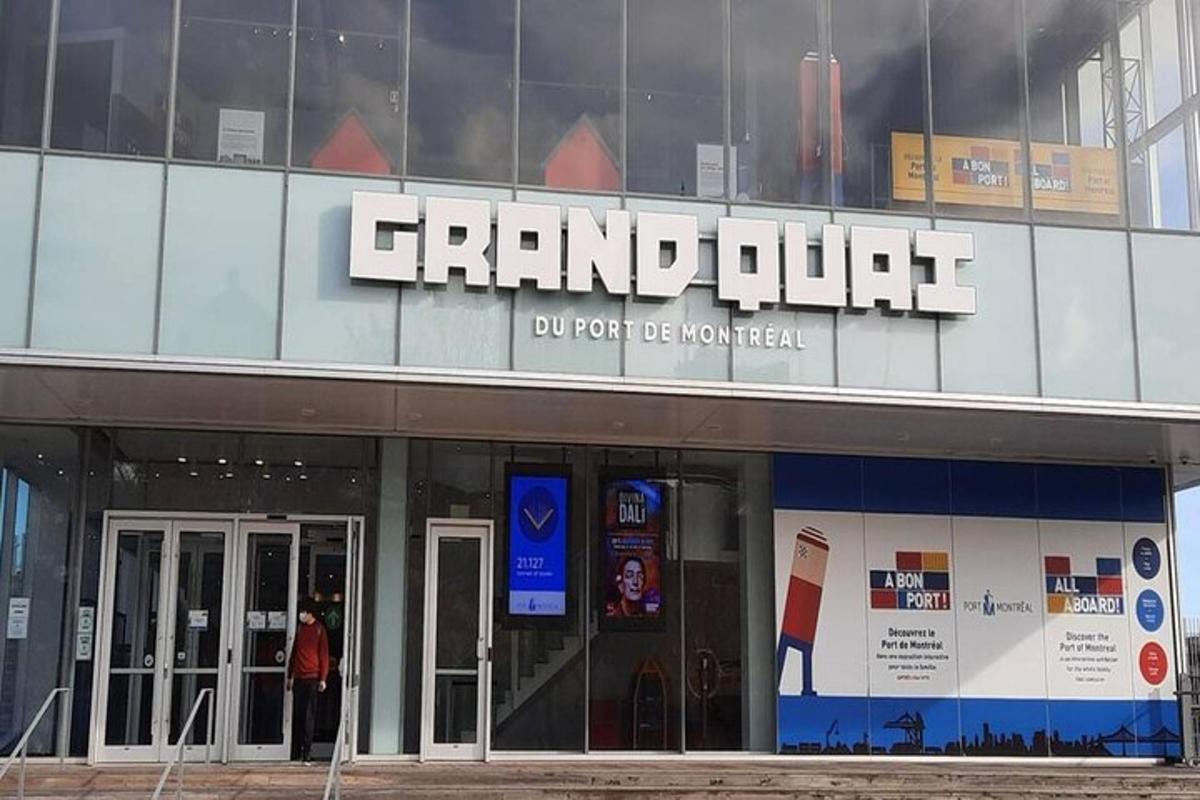 oseba, ki stoji pred velikim hotelom