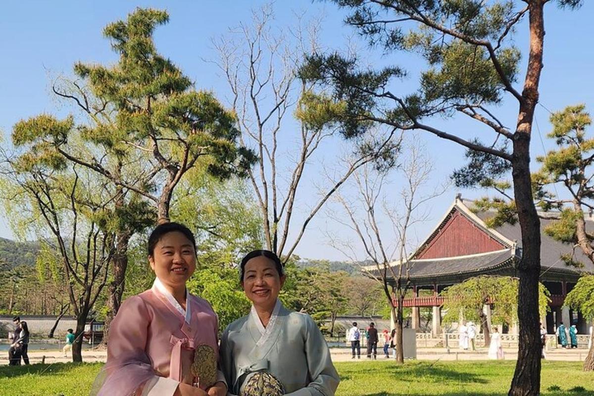 deux femmes posant pour une photo dans un parc