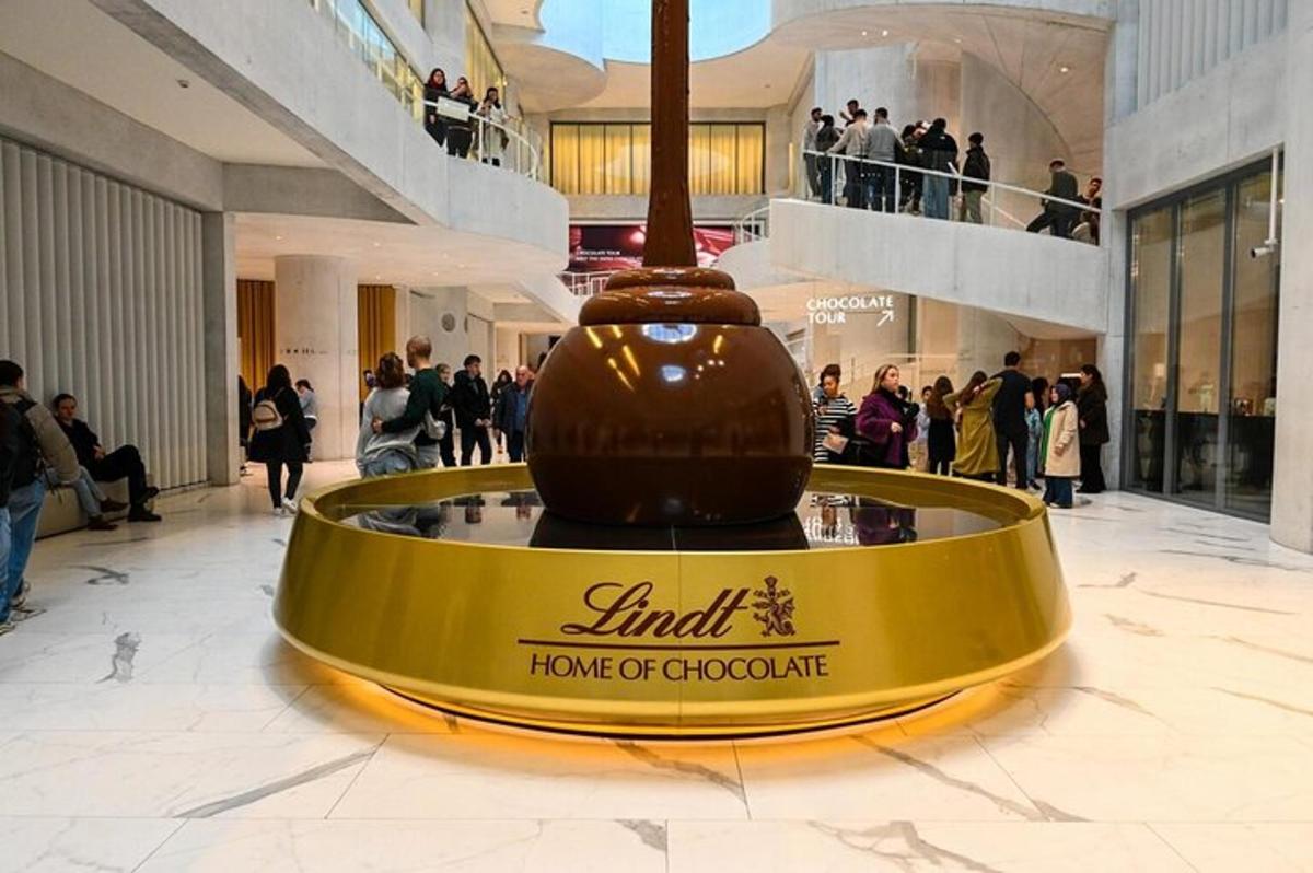 una gran exposició de xocolata en un centre comercial
