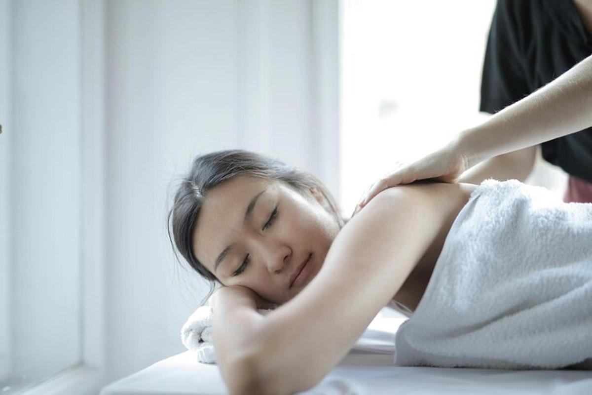 uma jovem recebendo uma massagem de um terapeuta
