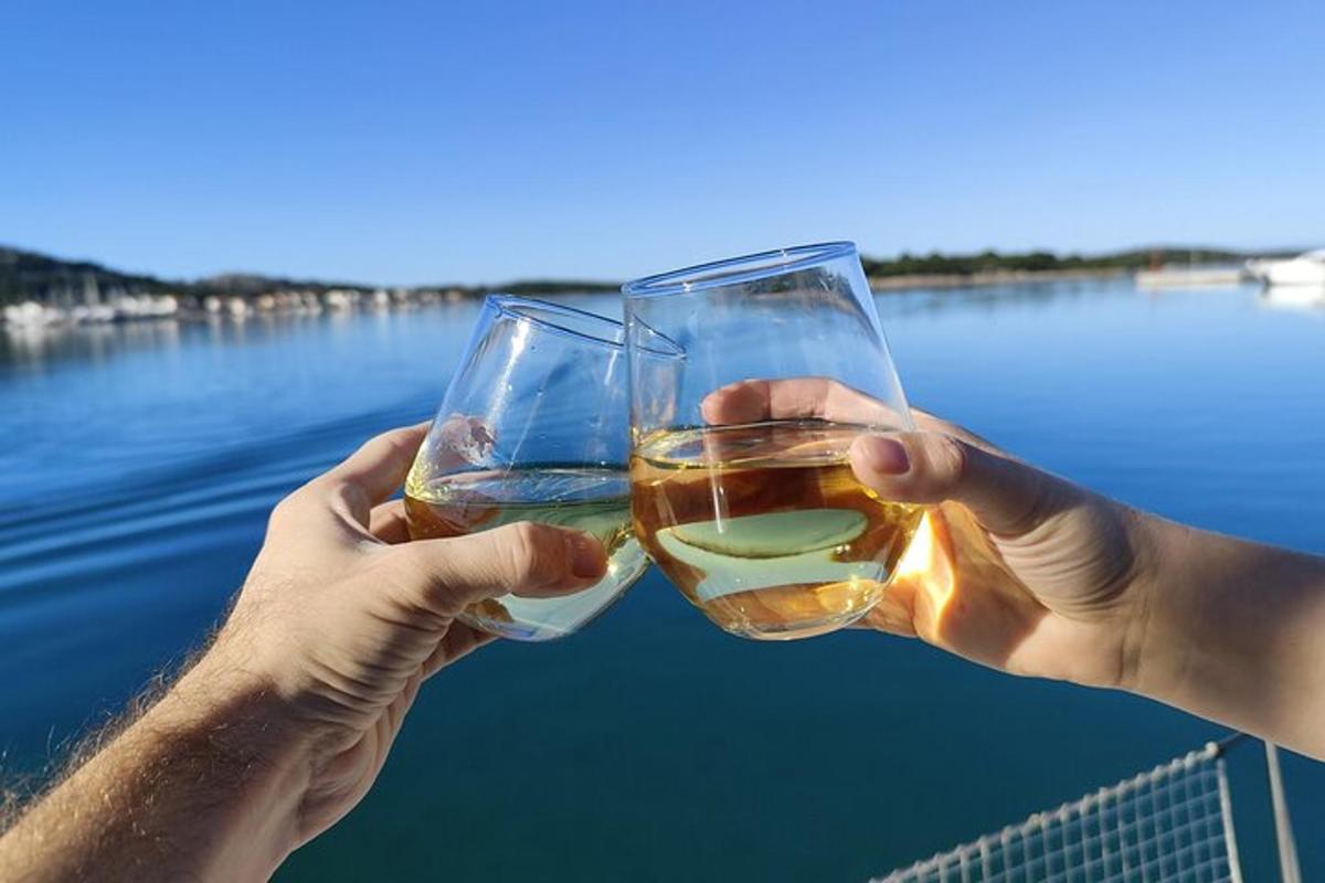 Δύο άτομα κρατούν ποτήρια κρασιού στα χέρια τους