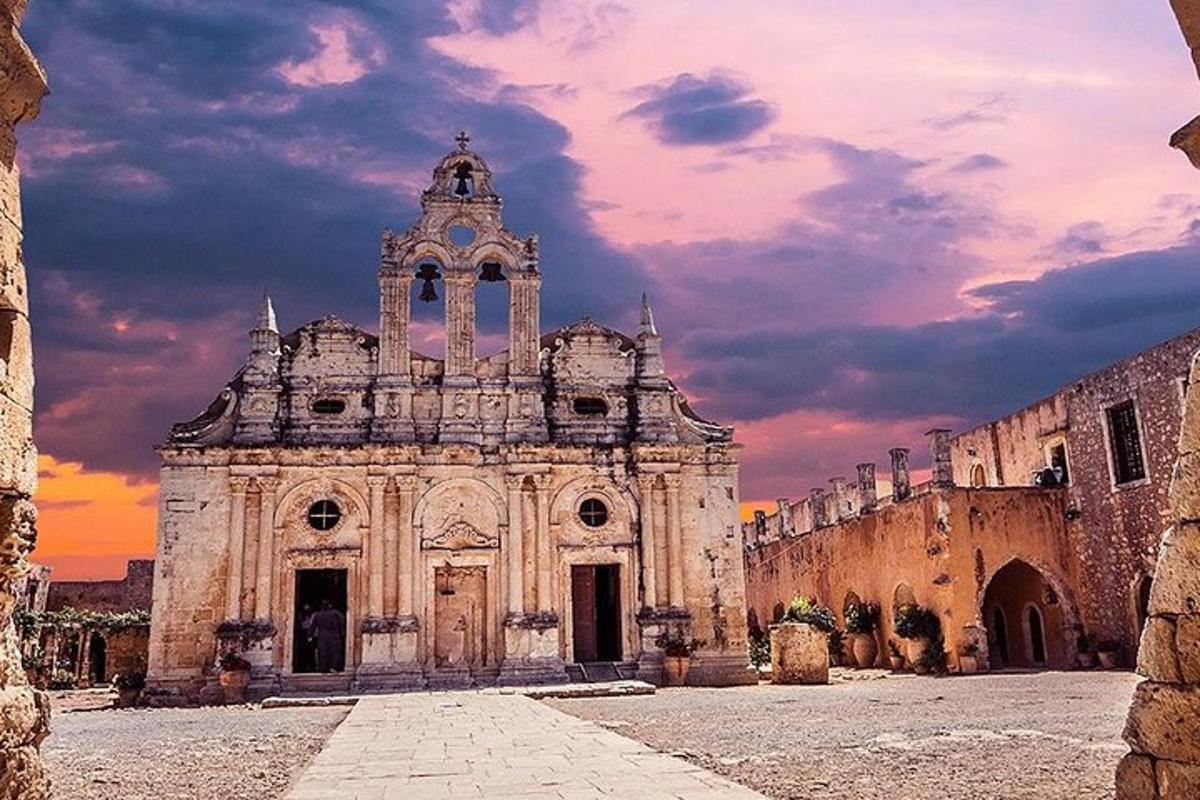 um antigo edifício de pedra com um pôr do sol ao fundo