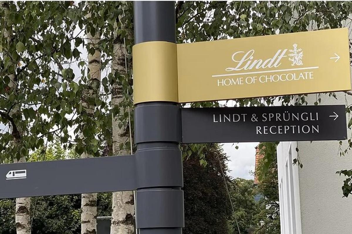 una señal de calle en un poste frente a una casa