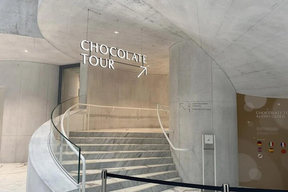 een trap in een gebouw met een bordje waarop staat 'chocoladetour'