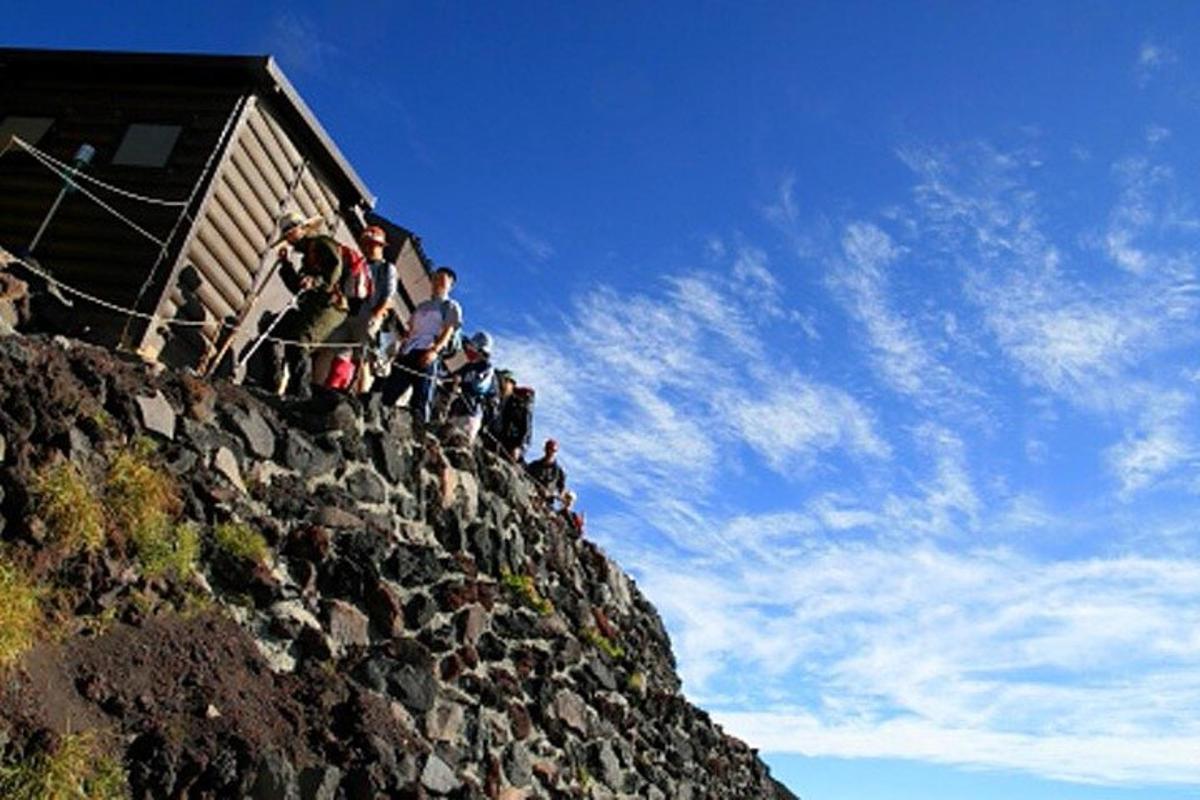 isang grupo ng mga tao na nakaupo sa tuktok ng isang bundok