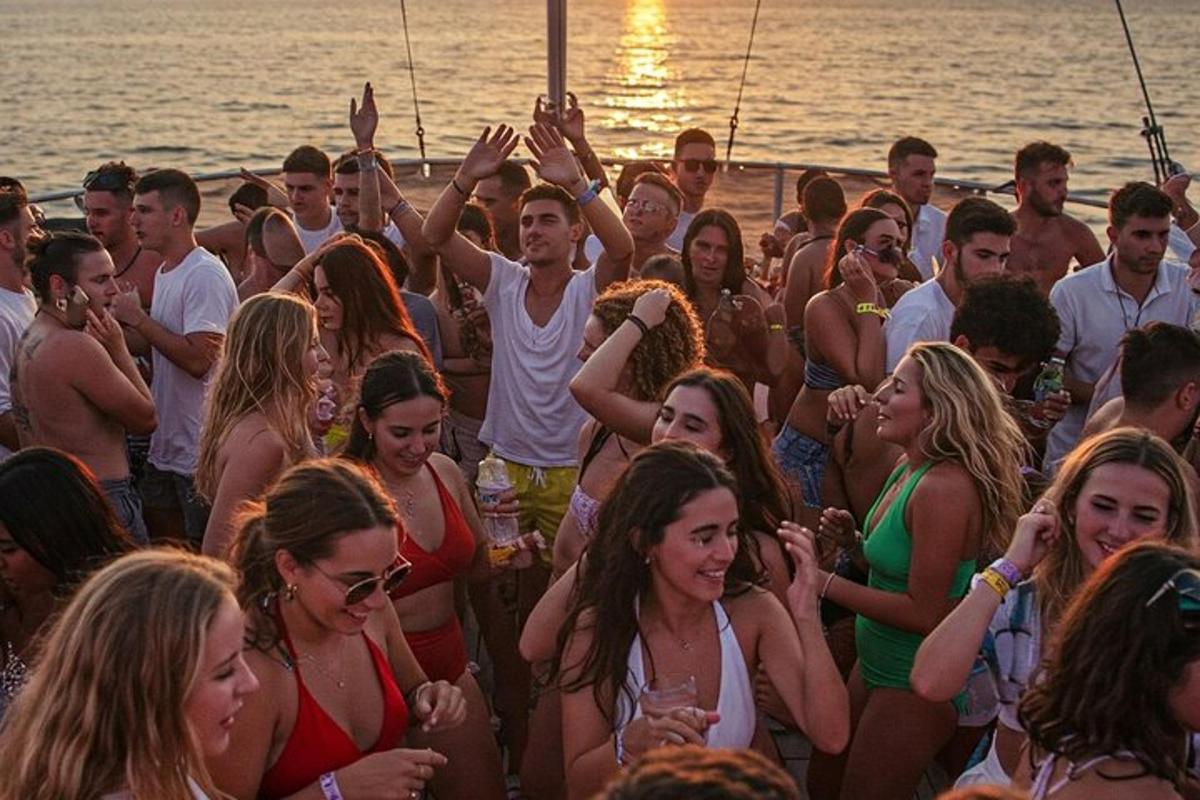 un grupo de personas en un barco en el agua