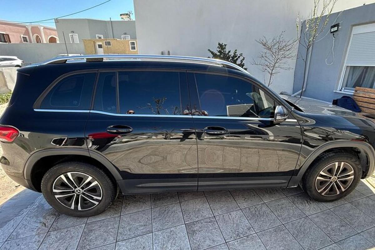 černé SUV zaparkované na parkovišti