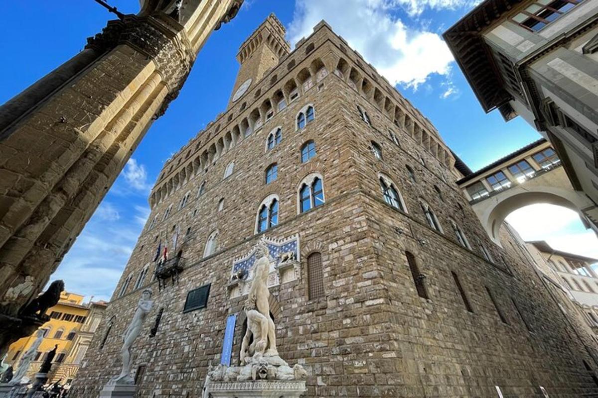 um grande edifício de tijolos com uma estátua na frente
