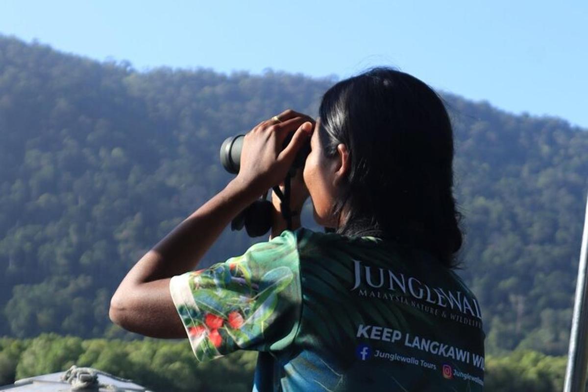 una donna che scatta una foto con una macchina fotografica