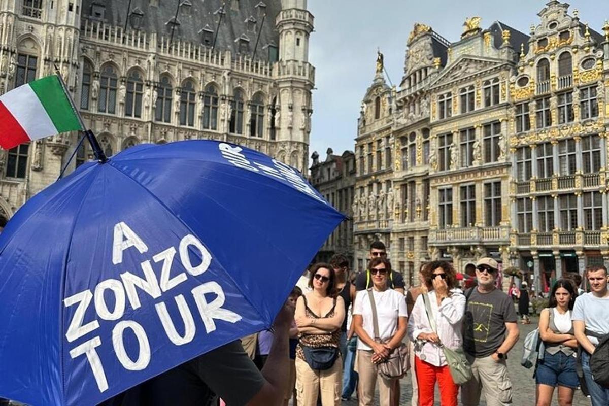 seseorang memegang payung biru dengan tahu aza zona