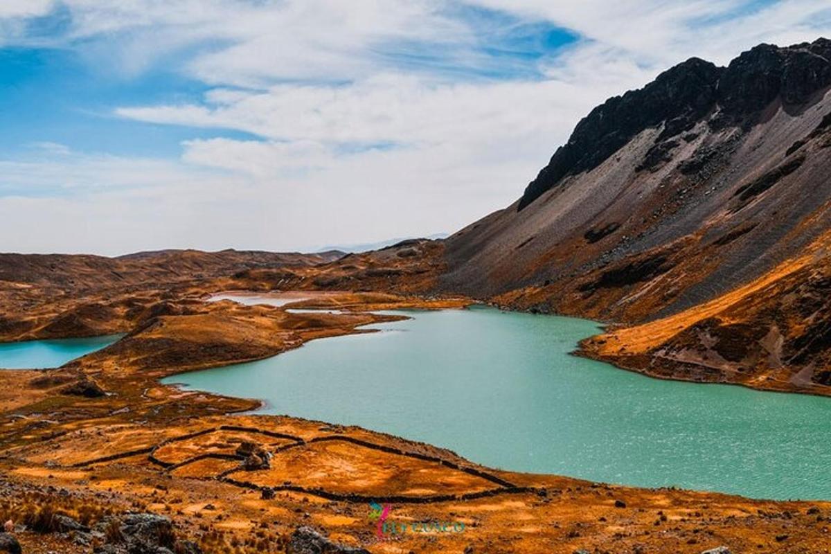 jezero uprostřed hory