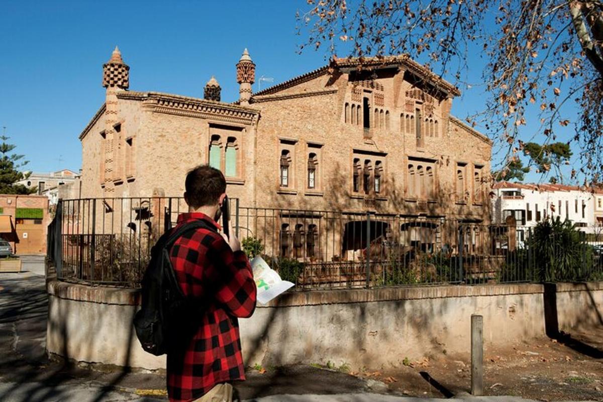 ένας άντρας που στέκεται μπροστά σε ένα παλιό κτίριο