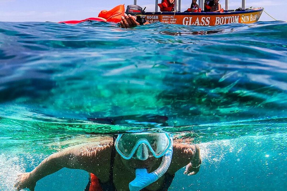 seseorang yang berenang di dalam air di sebelah bot