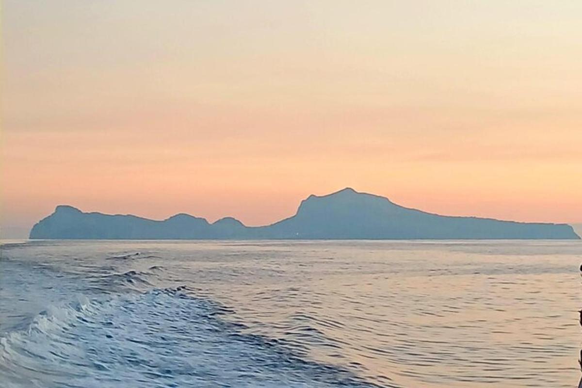 útsýni yfir hafið með fjall í fjarska