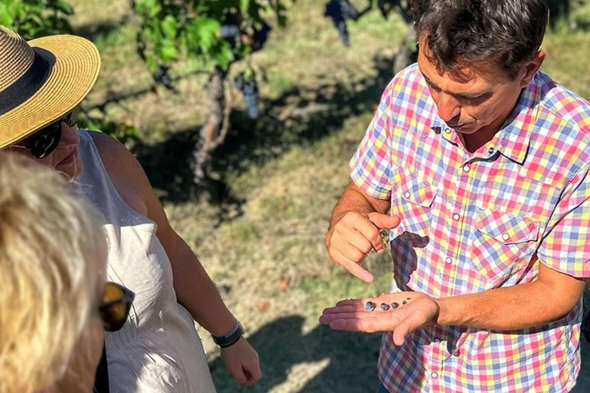 un uomo sta facendo un tatuaggio sul piede di una persona