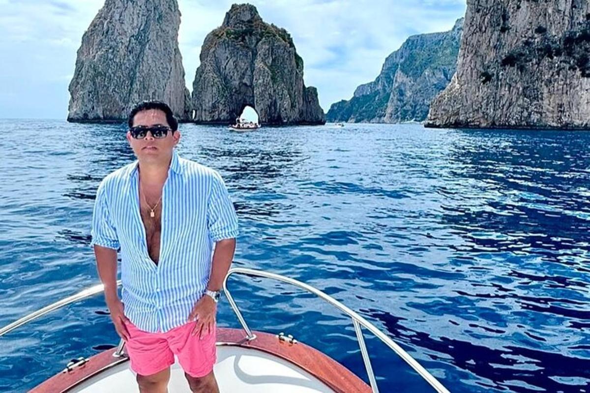 un uomo in piedi sulla prua di una barca in acqua