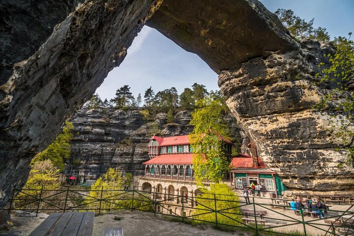 una vista de un edificio en la cima de una montaña
