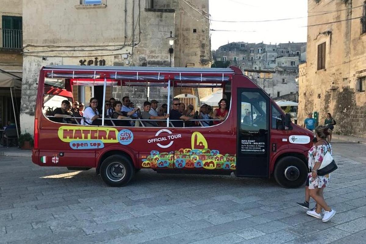 un groupe de personnes voyageant dans un food truck